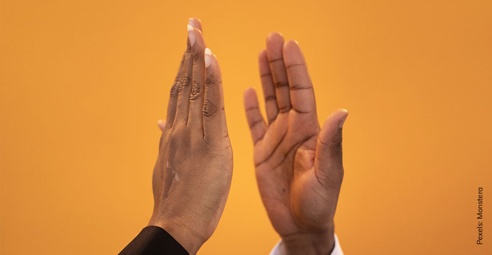 Zwei Hände kurz vor dem High Five