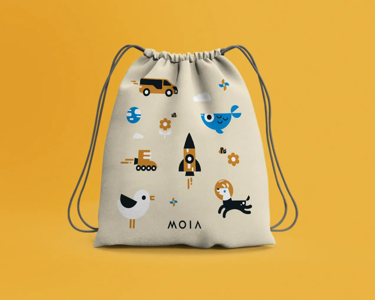 Ein Turnbeutel mit Illustrationen vor gelbem Hintergrund