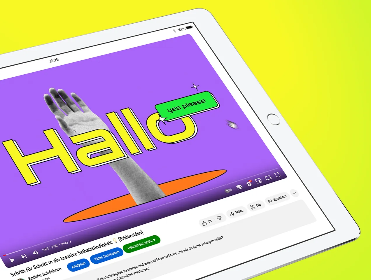 Ein Logo auf einer orangefarbenen Wand mit Pflanze