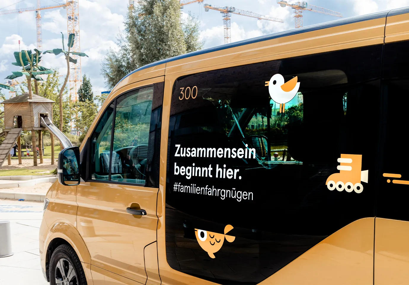 Ein Foto eines MOIA Fahrzeugs mit illustrativer Beklebung