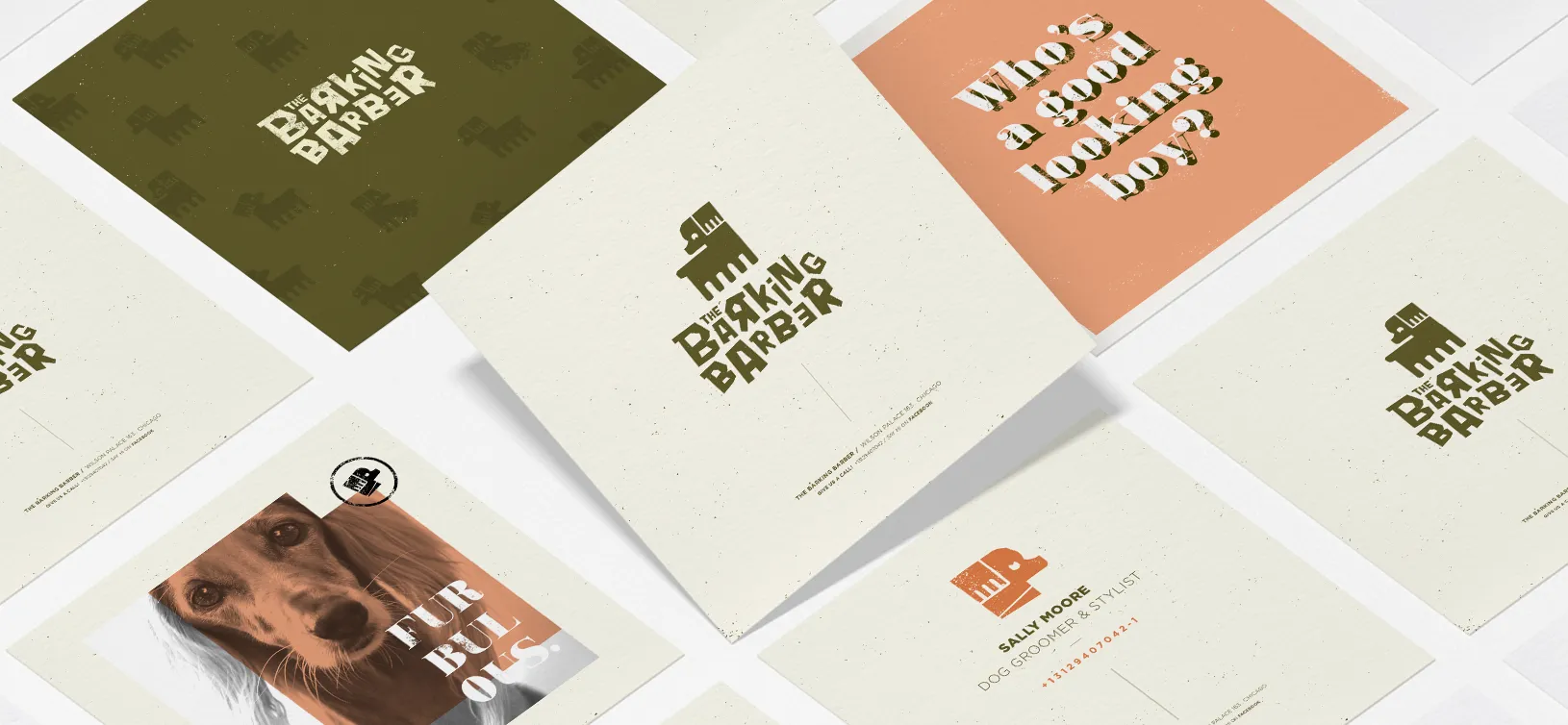 Mehrere Papierkarten mit Texten, Fotos und Farben